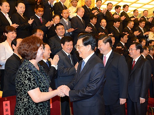 2012年6月胡锦涛总书记亲切接见全国创先争优优秀共产党员、沂蒙新红嫂朱呈镕