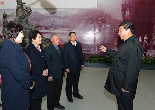 2013年11月习近平总书记来临沂视察时亲切接见拥军模范沂蒙新红嫂代表朱呈镕等