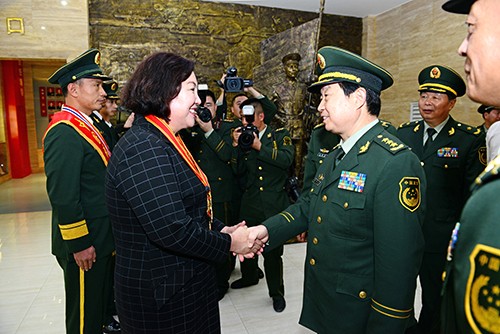 中国人民武装警察部队政治委员孙思敬上将接见拥军模范兵妈妈朱呈镕